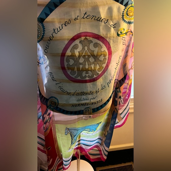 Hermes Scarf/Shawl. ‘Couvertures et Tenues de Jour’. 100% Silk. Made in France. - Picture 5 of 16